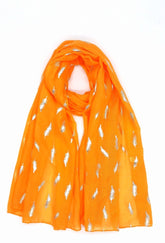 Scarf with feather pattern